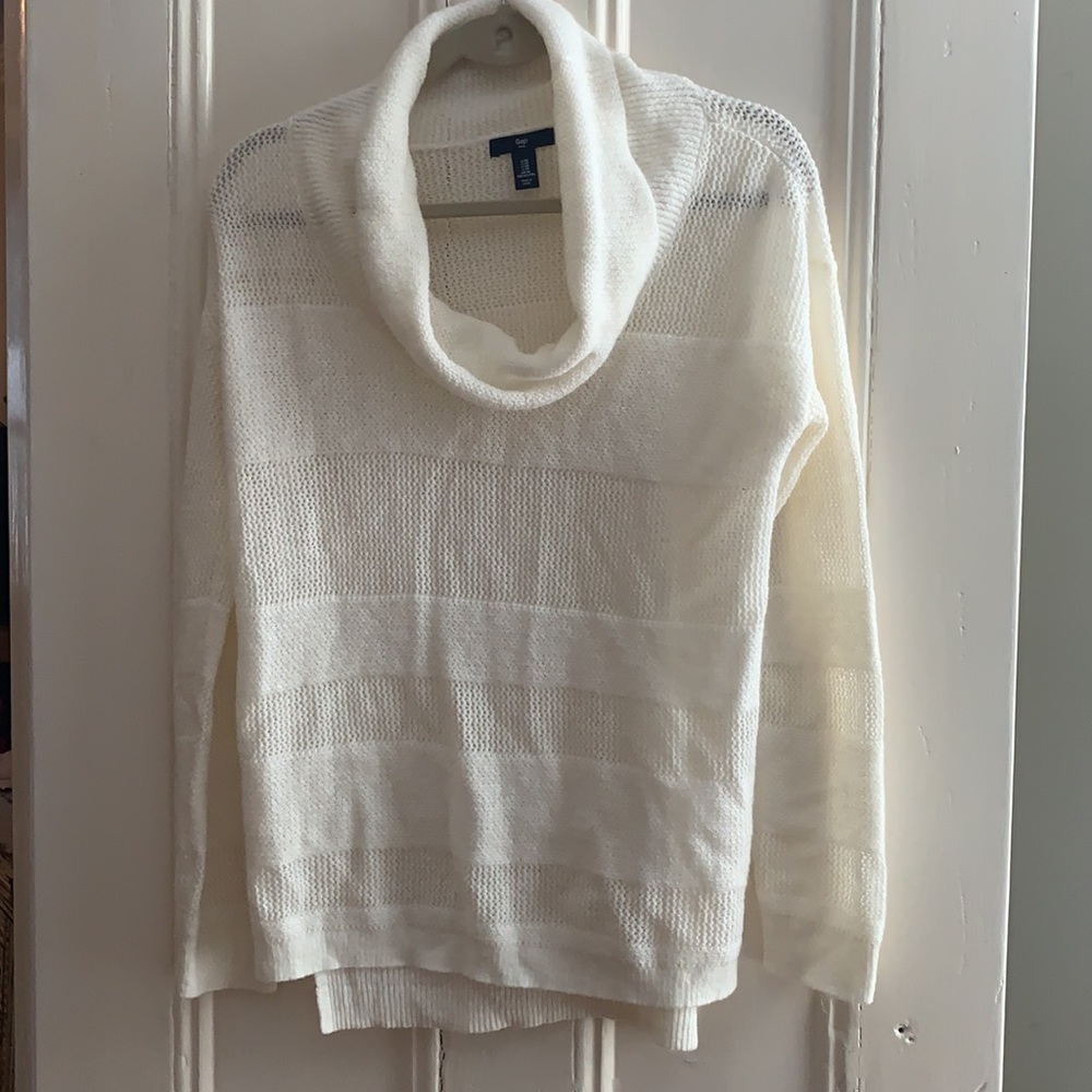 Lightweight cowl neck styled sweater. medium